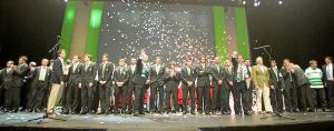 Todos los protagonistas de la noche en el fin de fiesta de la gala-homenaje. / A. FERNÁNDEZ/