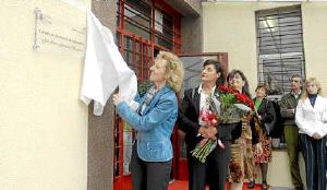 Rosa Eva Díaz Tezanos y Mariti González descubrieron la placa con el nuevo nombre del centro. / SE QUINTANA/