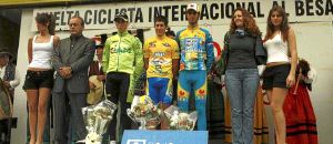 Lucena, en el centro, flanqueado por Simón y Domene, junto al consejero López Marcano y la alcaldesa Mercedes Toribio. / SANE/