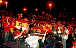 La fuente de la glorieta de Mesones volvió a reunir a todos los eufóricos aficionados al fútbol. / FOTOS: SANE/