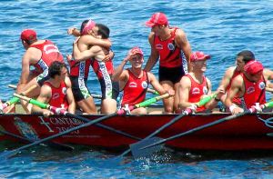 Los remeros de Castro celebran el triunfo conseguido ayer en aguas de la ría de Arosa. / DM/
