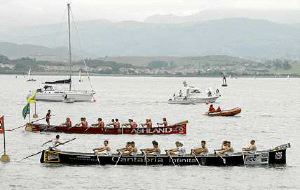 Pedreña, en primer término, y Castro, dispuestas para iniciar una regata en la bahía de Santander. /DM/