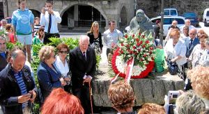 Ofrenda floral ante el monumento dedicado a los muertos en la mar. El primero a la izquierda con bastón es el capitán. / LA VOZ DE GALICIA/