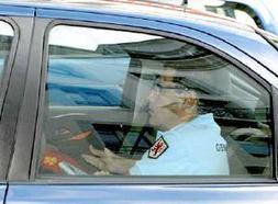 Un gendarme tapa con una gorra la cara de Moisés Dueñas tras su detención. / EFE/
