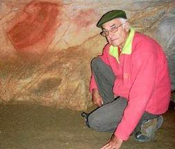 Jean Clottes, ayer en la cueva de La Pasiega en el Monte Castillo de Puente Viesgo. / DM/