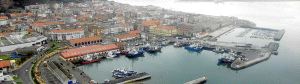 Perspectiva aérea de Santoña, con el muelle nuevo en primer término y el muelle viejo al fondo. La nave de talleres se encuentra en el extremo del muelle nuevo, a la izquierda. / DM/