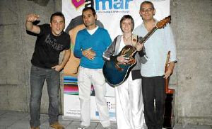 ANFITRIONES. Paolo Latrónica (productor del ciclo), Alberto García (director general de Asuntos Europeos del Gobierno de Cantabria), Inés Saavedra (cantante) y Carlos Moreno (guitarrista)./