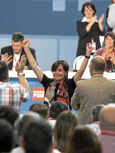 La secretaria general hace el signo de la victoria. / CELEDONIO/