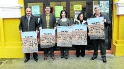 Desde la izquierda los concejales Recio, Sierra y Martín, con miembros de 'Cantabria por el Sáhara'. / DM/