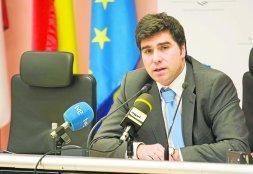 El presidente de la Autoridad Portuaria, Christian Manrique, ayer en su comparencia. / ROBERTO RUIZ/