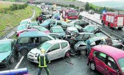 La colisión bloqueó los tres carriles de la autovía durante todo el resto del día. / LUIS CALABOR/