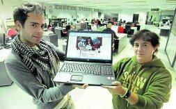 Óscar Bolívar y Elisa Calleja muestran en la pantalla de un ordenador su página web 'www.yotedare.com', en una visita a la redacción de EL DIARIO MONTAÑÉS. / CELEDONIO/