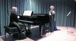 La soprano Montserrat Obeso, junto a Rosa Goitia, en un recital en el Ateneo. /ROBERTO RUIZ/