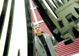 José Luis Moreno-Ruiz, autor de esta novela, entre la sátira y lo fantástico. / FOTOPRENSA/