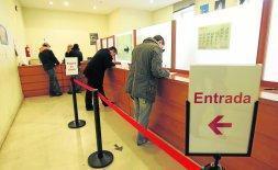 Varios padres, inscribiendo a sus hijos en las oficinas del Registro Civil de Santander. / CELEDONIO/