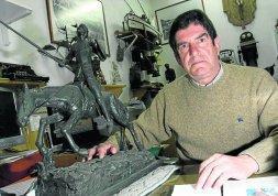 Manuel Adolfo Muela posa en su despacho junto a una talla del Quijote. / DANIEL PEDRIZA/