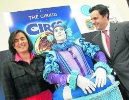 Gema Igual y Manuel Fernández, con un payaso del circo. / A. FERNÁNDEZ/