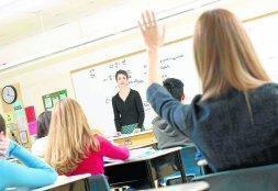 Una estudiante levanta la mano para formular una pregunta durante una clase. / E. C. G./