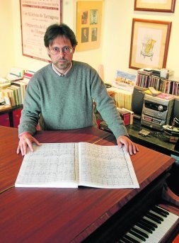 El compositor Antonio Noguera en su estudio. / DM/