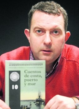Ramón Villegas ha recopilado el tomo de cuentos de mar. / M. DE LAS CUEVAS/