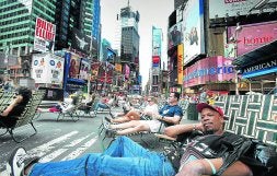 A pie por Times Square