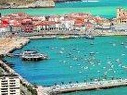 Vista panorámica desde el monte Cueto del puerto de Castro Urdiales, el dique norte, la dársena y el conjunto histórico artístico. / SANE/