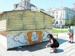 Los artistas decoran desde ayer las casetas de los bares. / SANE/