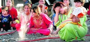 Mujeres y niños lloran a sus familiares muertos en el doble atentado con camiones bomba en Mosul. / EFE/