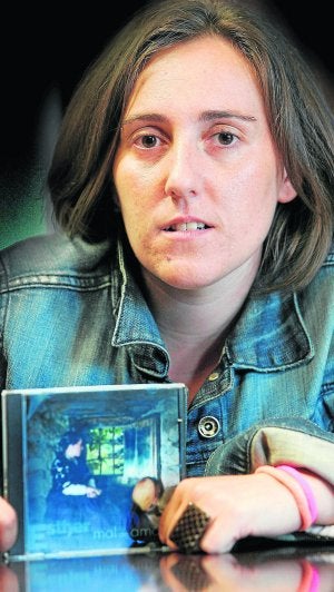 Esther Terán muestra la portada de su primer trabajo discográfico en solitario. / M. DE LAS CUEVAS/