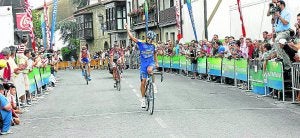 Palou, con el brazo en al alto, celebra su victoria en el momento de cruzar la línea de meta. / SANE/