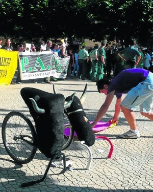 Pancartas antitaurinas contra un capote y recreaciones de cabezas de toros. /R.A./