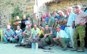 Componentes de la cuadrilla numero 86, capitaneada por Ernesto Maza, con los dos jabalíes que abatieron en Calejo Linares. / DM/
