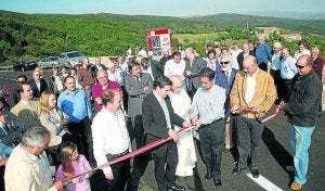 Acto protocolario del corte de cinta por las autoridades con el Santuario de Montesclaros al fondo. / DM/