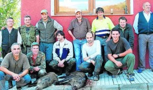 Componentes de la cuadrilla 93 de Felipe González, con los dos jabalíes abatidos en El Tornillo./ DM/