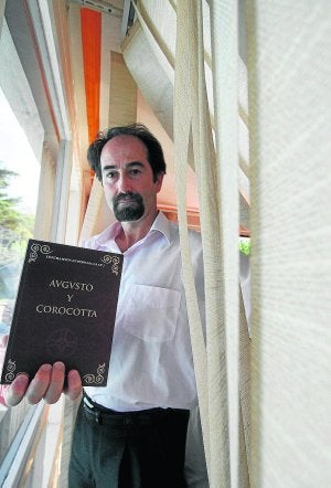 El autor, con su obra desmitificadora. /DANIEL PEDRIZA/