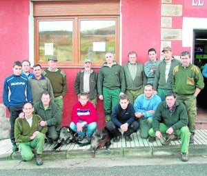 Componentes de la cuadrilla 93 de Felipe González, con los jabalíes abatidos en Montequemao. ::
DM/