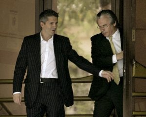 Fernando Grande-Marlaska sale de la Audiencia Nacional acompañado de Baltasar Garzón. :: ABC/