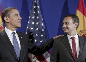 Obama saluda a Zapatero durante la cumbre EE UU-EE, celebrada en abril del año pasado en la República Checa. ::
EFE/