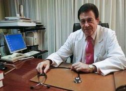 Benigno Casanueva en el despacho de su consulta. :: DM/