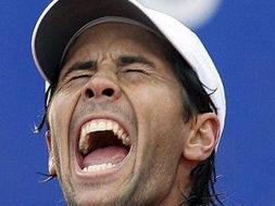 Fernando Verdasco levanta eufórico el trofeo del Conde Godó. :: DAVID RAMOS/