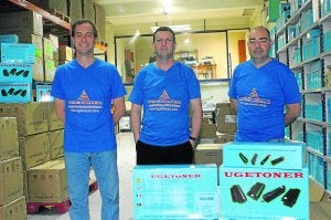 De izquierda a derecha, Abel Uribe, Eugenio Fernández García y Aurelio Molina, en las instalaciones del centro. :: sane/