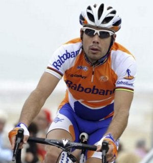 Óscar Freire llega a la meta, ayer, en la Vuelta a Bélgica. ::
DM/