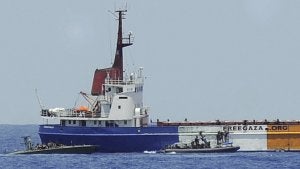 Miembros de la Armada israelí abordan el 'Rachel Corrie' en aguas internacionales cuando se dirigía a las costas de la franja de Gaza. ::
EFE/