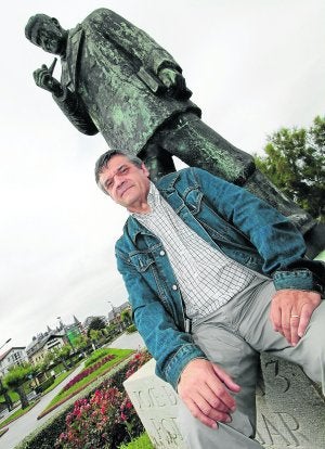 Chema Puente, bajo la estatua de José del Río 'Pick'. ::
DANIEL PEDRIZA/