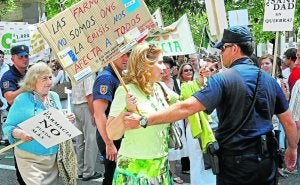 Los médicos y farmacéuticos se concentraron ayer frente al Ministerio de Sanidad para protestar por el recorte salarial. :: EFE/
