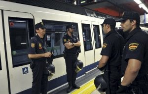Agentes de la Policía Nacional custodian varios vagones en la estación de metro de Nuevos Ministerios, en Madrid. ::
EFE/
