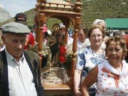 Tras las misa se celebró la tradicional procesión de la Virgen. :: P. ÁLVAREZ/