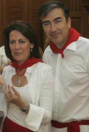 Yolanda Barcina y Pucho Vallejo, en los sanfermines. ::
DM/