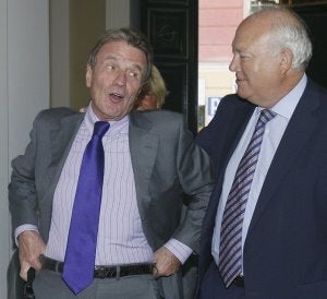 Kouchner y Moratinos, ayer, antes de su reunión en Madrid. ::
EFE/