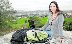 Carmen Pérez del Olmo posó con la mochila y su portátil a su llegada a Torrelavega.LUIS PALOMEQUE/